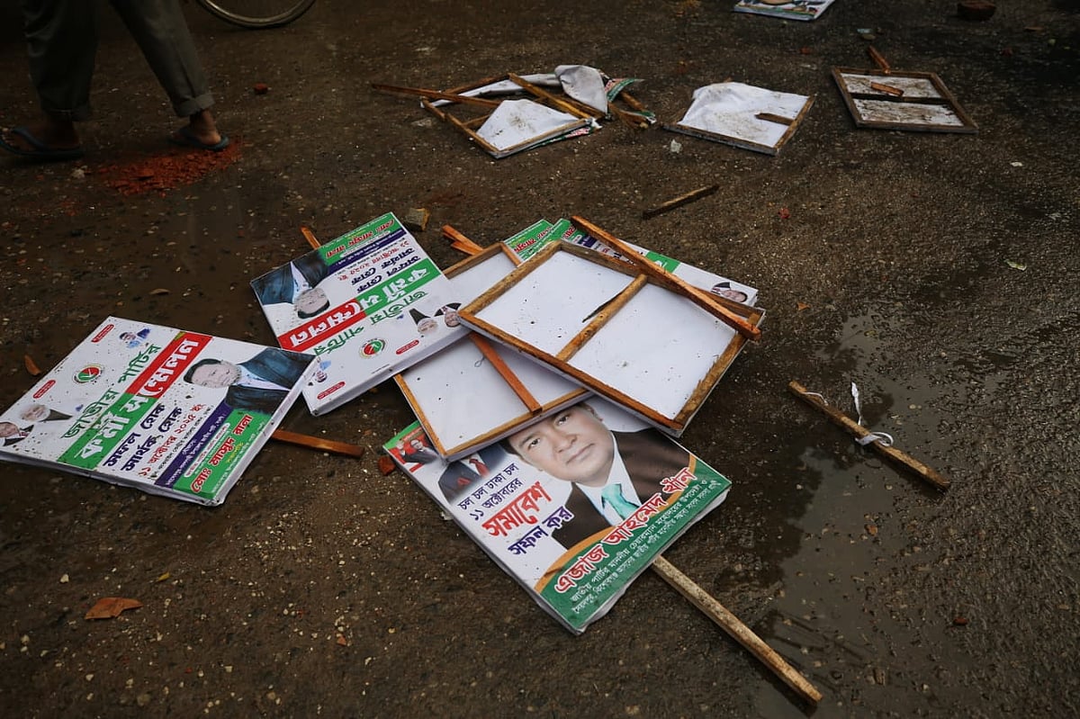 পুলিশি বাধায়  জাতীয় পার্টির নেতা–কর্মীরা ছত্রভঙ্গ হয়ে যায়। তখন রাস্তায় পড়ে থাকে দলীয় ফেস্টুন