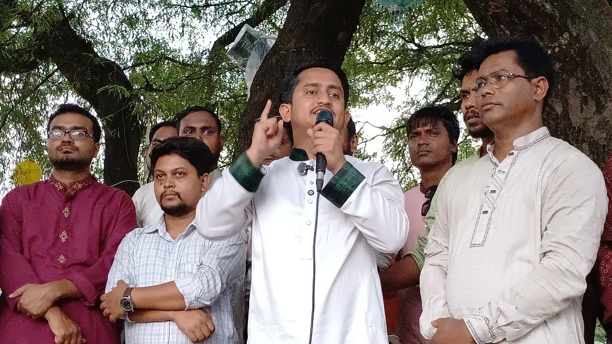 পঞ্চগড়ের তেঁতুলিয়া উপজেলা শহরের চৌরাস্তা বাজারের তেঁতুলতলায় চাঁদাবাজি, দখলদারিত্ব, সিন্ডিকেট, দুর্নীতির বিরুদ্ধে পঞ্চগড় থেকে বাংলাবান্ধার উদ্দেশ্যে লংমার্চের পথসভায় বক্তব্য দেন এনসিপি নেতা সারজিস আলম। শনিবার সন্ধ্যায়