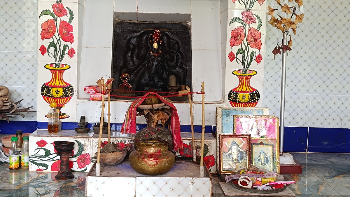 খুলনার কয়রা উপজেলার আমাদী গ্রামের পরীমালা দেবীর মন্দির। ইট-সিমেন্টের দেয়ালে স্থায়ীভাবে গেঁথে রাখা হয়েছে দেবীর পাথরের মূর্তি