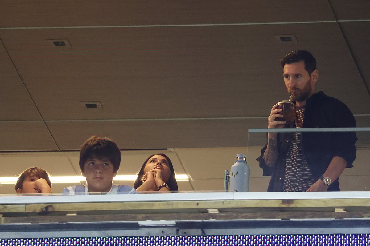 আর্জেন্টিনা দল খেলছিল মাঠে। গ্যালারির বক্সে মেসি এবং তাঁর পরিবার