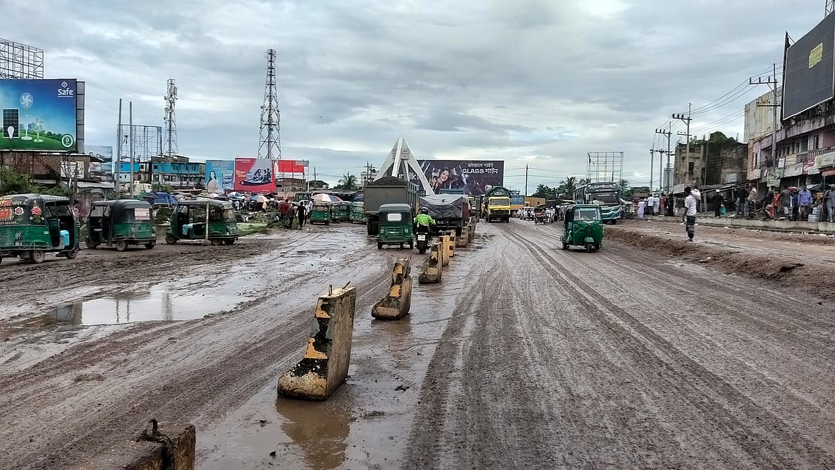 সড়কে শৃঙ্খলা ফেরাতে সরাইল বিশ্বরোড গোলচত্বর এলাকায় ঢাকা, সিলেট ও ব্রাহ্মণবাড়িয়া অভিমুখে ১৫০ মিটার পর্যন্ত অস্থায়ী সড়ক বিভাজক তৈরি করা হয়েছে। শনিবার দুপুরে