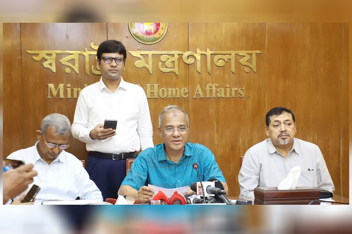 স্বরাষ্ট্র উপদেষ্টা লেফটেন্যান্ট জেনারেল (অব.) জাহাঙ্গীর আলম চৌধুরী আজ রোববার মন্ত্রণালয়ে সাংবাদিকদের সঙ্গে কথা বলেন