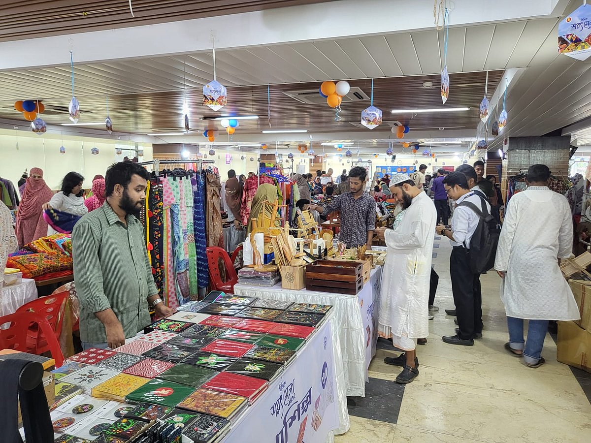 বাংলাদেশ ক্ষুদ্র ও কুটির শিল্প করপোরেশনে (বিসিক) উদ্যোগে রাজধানীর তেজগাঁওয়ের বিসিক ভবনে আজ রোববার সকাল থেকে শরত মেলা শুরু হয়েছে। আগামী ১৬ অক্টোবর পর্যন্ত প্রতিদিন সকাল ১০টা থেকে রাত ৮টা পর্যন্ত মেলা সবার জন্য উন্মুক্ত থাকবে