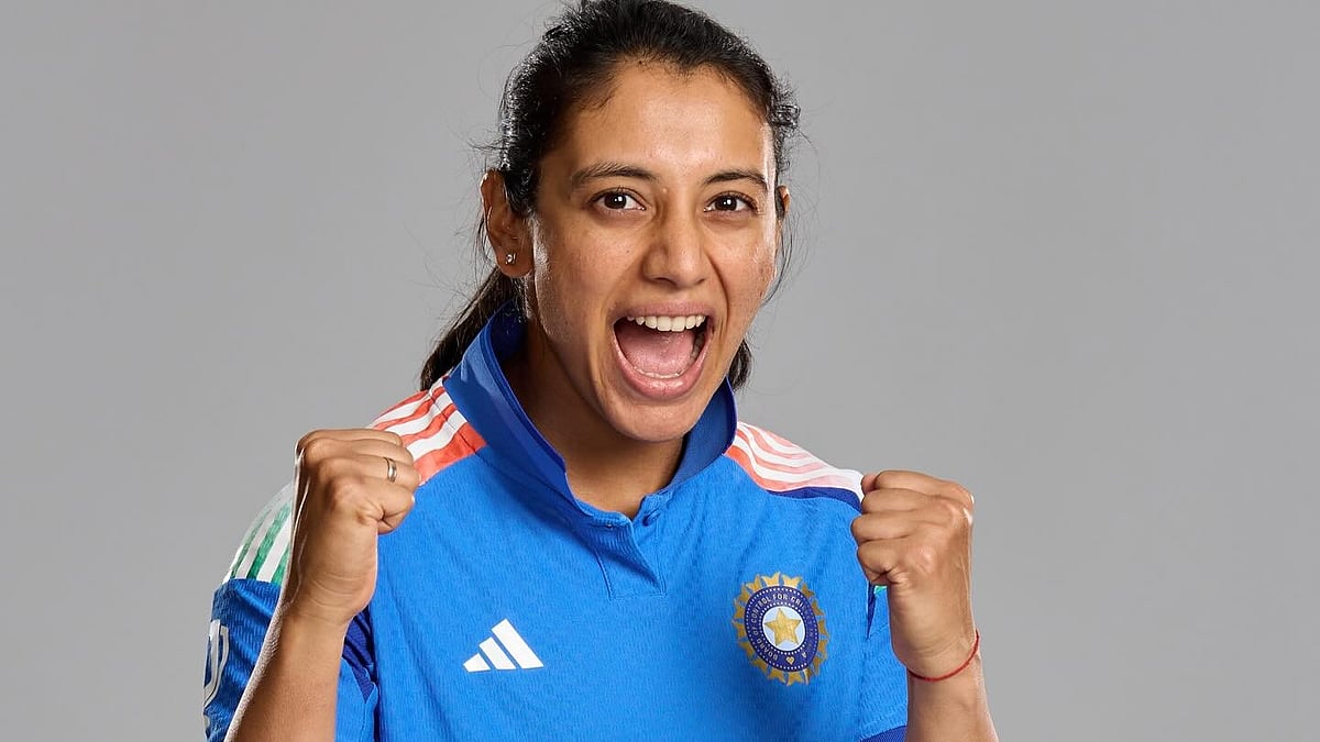 নারী ক্রিকেটের ইতিহাসে প্রথম ব্যাটার হিসেবে ওয়ানডেতে এক পঞ্জিকাবর্ষে ১০০০ রানের মাইলফলক পেরিয়েছেন মান্ধানা।