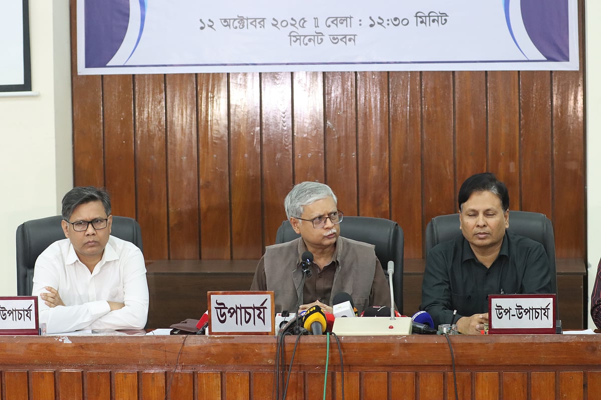 রাকসু নির্বাচনের সর্বশেষ প্রস্তুতি নিয়ে সংবাদ সম্মেলনে বক্তব্য দেন উপাচার্য সালেহ হাসান নকীব। আজ রোববার দুপুরে ক্যাম্পাসের সিনেট ভবনে