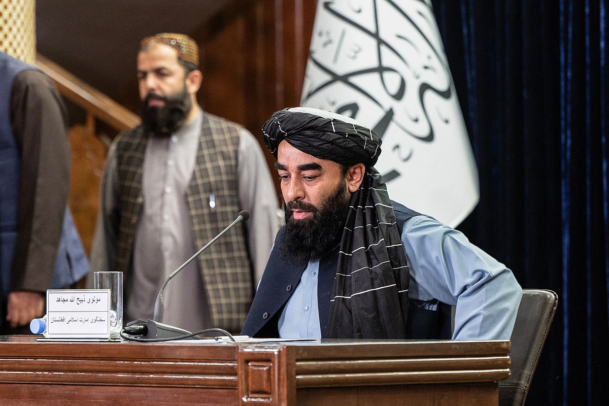 সীমান্তে রাতভর সংঘর্ষের বিষয়ে সংবাদ সম্মেলনে কথা বলছেন আফগানিস্তানের তালেবান সরকারের মুখপাত্র জাবিউল্লাহ মুজাহিদ