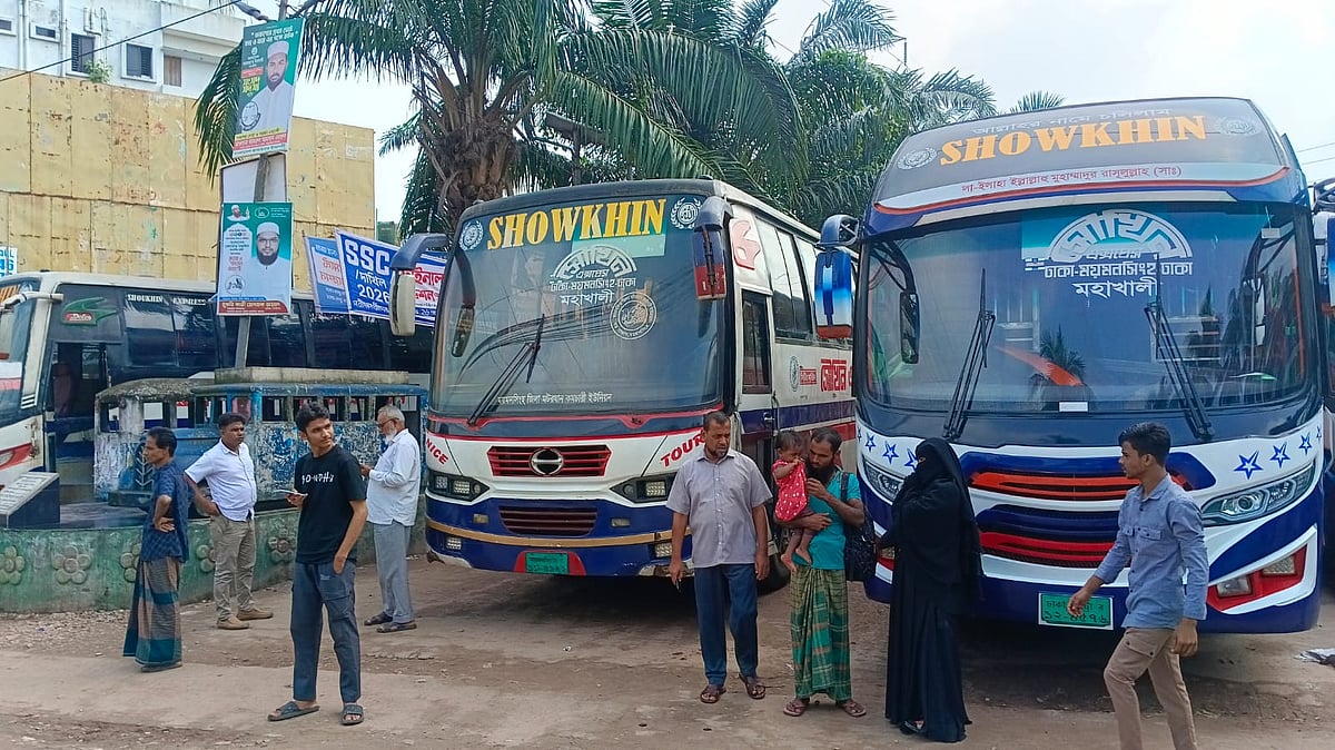 ময়মনসিংহে পরিবহন শ্রমিকদের ধর্মঘটে মাসকান্দা বাস টার্মিনাল থেকে কোনো বাস ছেড়ে না যাওয়ায় ঢাকাগামী যাত্রীরা দুর্ভোগে পড়েন। শনিবার সকালে