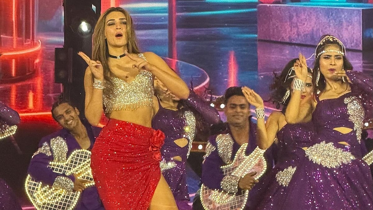 ফিল্মফেয়ারে ছিল কৃতি শ্যাননের পারফরম্যান্স। ফিল্মফেয়ারের ফেসবুক পেজ থেকে