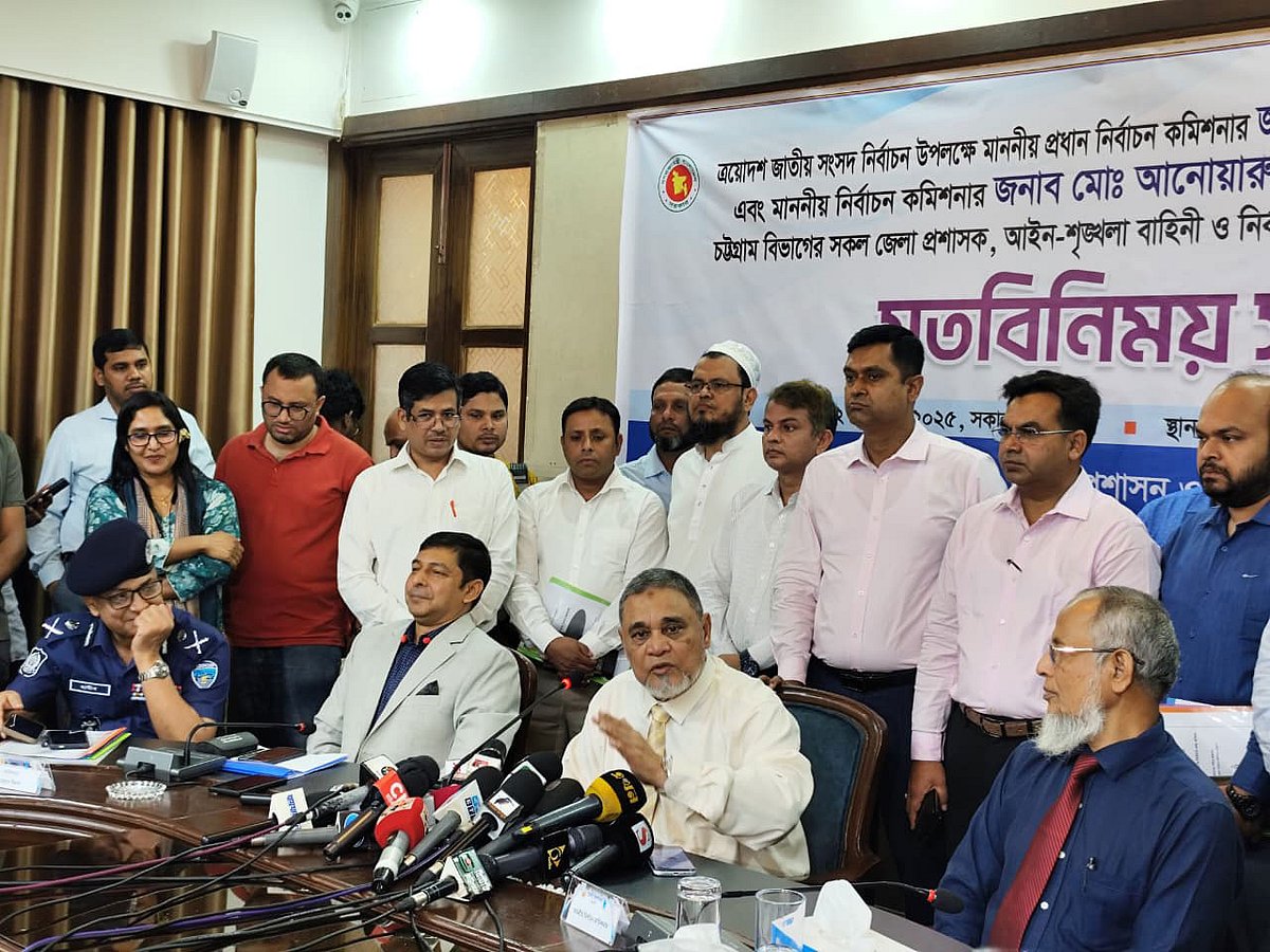 মতবিনিময় সভা শেষে সাংবাদিকদের প্রশ্নের জবাব দেন প্রধান নির্বাচন কমিশনার। আজ দুপুরে চট্টগ্রাম সার্কিট হাউসের সম্মেলনকক্ষে