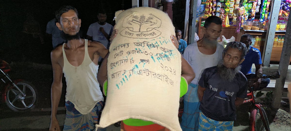 শেরপুরের শ্রীবরদীতে পাচারকালে সরকারি সিলযুক্ত ৩৮০ বস্তা চাল জব্দ করা হয়। গতকাল শনিবার রাতে পৌরসভার শেখদী এলাকায় থেকে