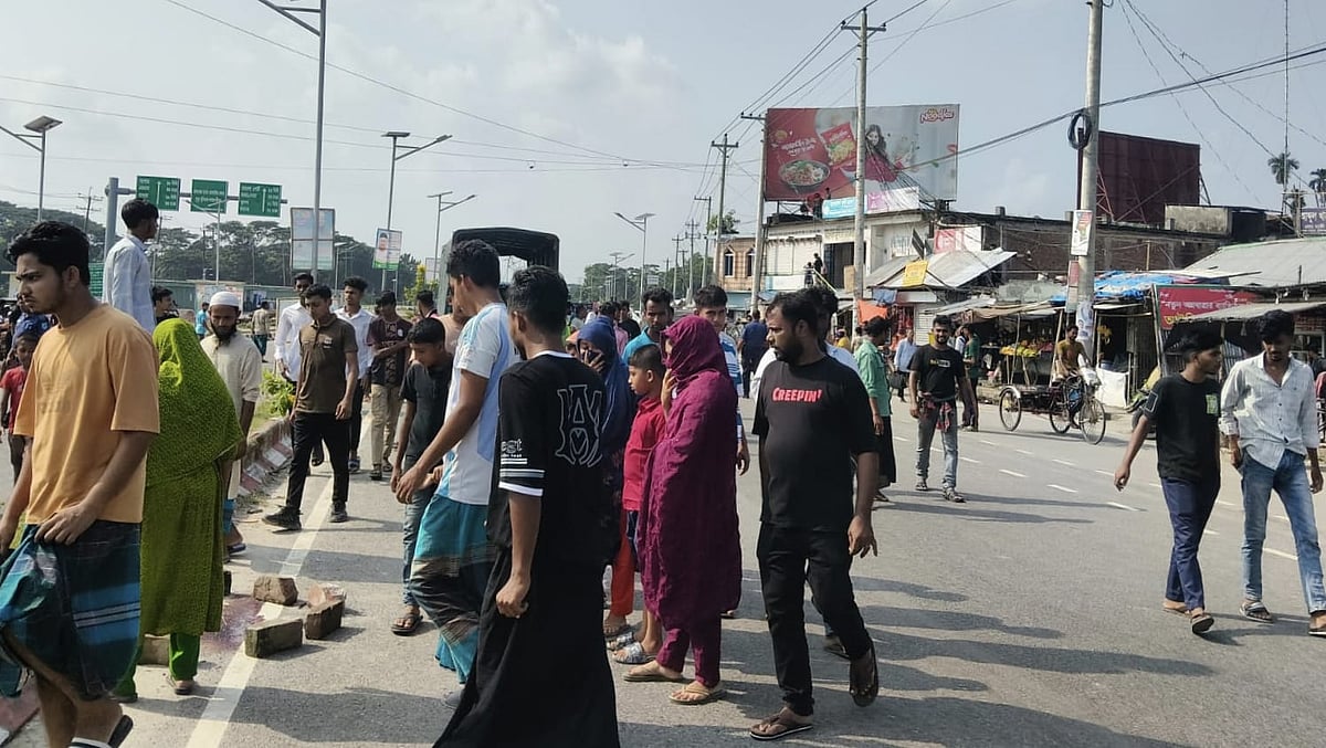 দুর্ঘটনার পর শিক্ষার্থী ও স্থানীয় লোকজন গোপালগঞ্জ–পিরোজপুর সড়ক অবরোধ করে বিক্ষোভ করেন। আজ রোববার দুপুরে গোপালগঞ্জের টুঙ্গিপাড়া উপজেলার নীলফা এলাকায়