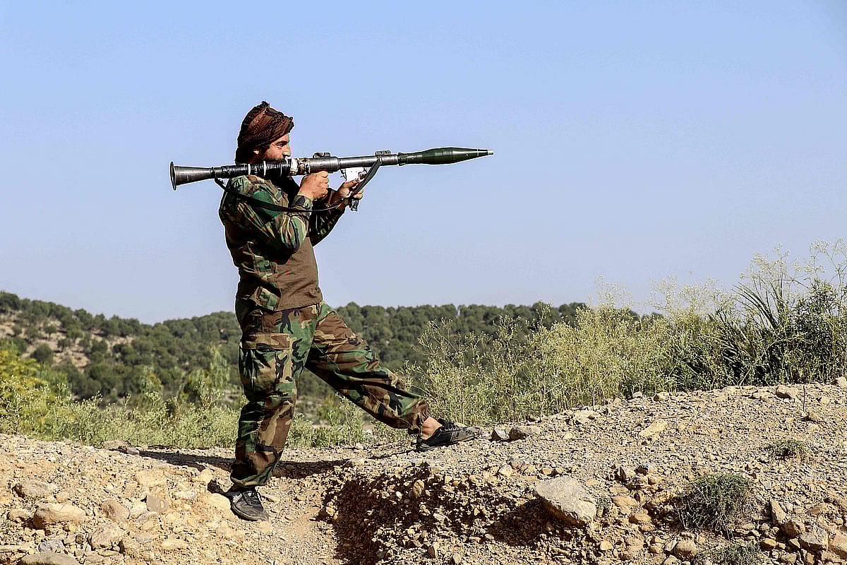 আফগানিস্তান–পাকিস্তান সীমান্তের কাছে খোস্ত প্রদেশের জাজাই ময়দান জেলার একটি সড়কে টহলে একজন তালেবান নিরাপত্তা বাহিনীর সদস্য। ১২ অক্টোবর, ২০২৫