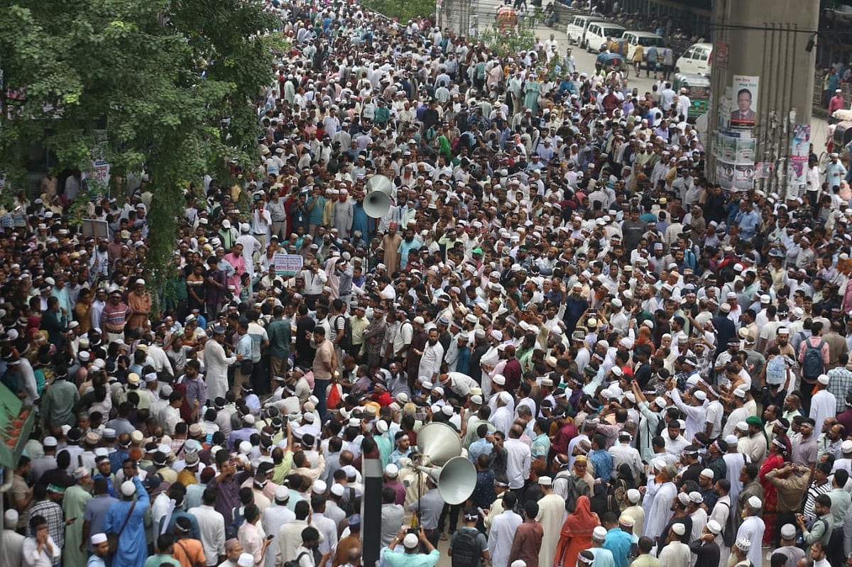 ‘এমপিওভুক্ত শিক্ষা জাতীয়করণ প্রত্যাশী জোট’–এর ব্যানারে প্রেসক্লাবের সামনে সড়কে অবস্থান