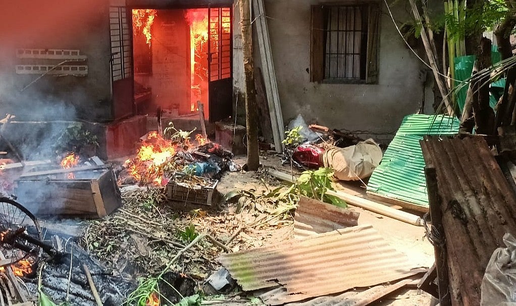 খুলনার দিঘলিয়ায় এক শিশুকে হত্যার প্রতিবাদে আসামিদের বাড়িতে ভাঙচুর ও অগ্নিসংযোগ করেছেন স্থানীয় লোকজন। রোববার সকালে উপজেলার দেয়াড়া খেয়াঘাট-সংলগ্ন এলাকায়