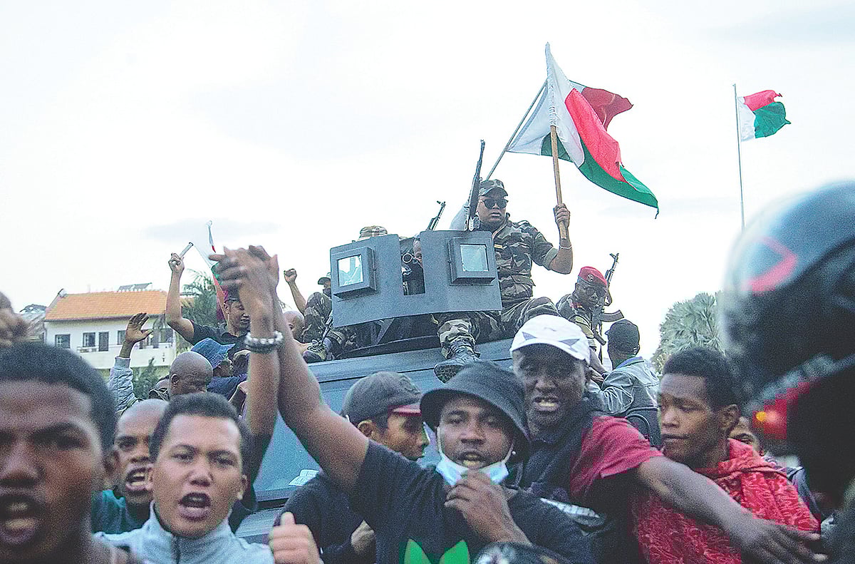 মাদাগাস্কারজুড়ে জেন-জিদের নেতৃত্বে প্রেসিডেন্টের পদত্যাগের দাবিতে বিক্ষোভ মিছিলে সামরিক যান নিয়ে যোগ দিয়ে এক সেনার উল্লাস। শনিবার দেশটির রাজধানী আন্তানানারিভোতে