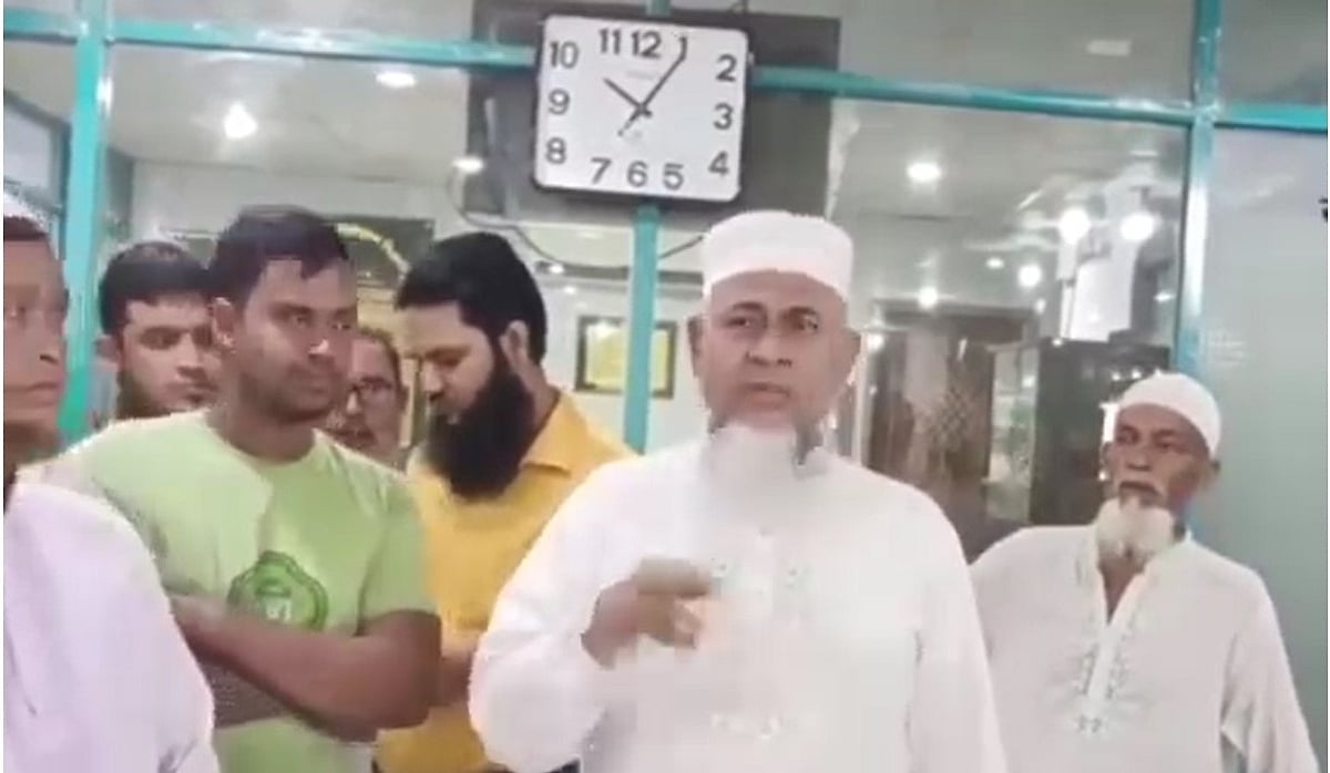 মাদারীপুরে জামায়াতে ইসলামীর নেতা আবদুর রহিম ইসলামী ব্যাংকের একটি শাখায় প্রবেশ করে কর্মকর্তাদের টেনেহিঁচড়ে ব্যাংক থেকে বের করে দেওয়ার হুমকি দেন