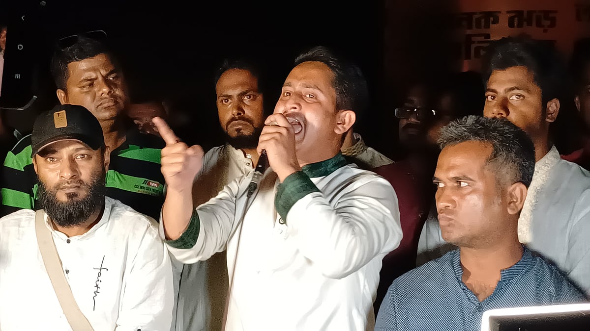 পঞ্চগড় থেকে বাংলাবান্ধা পর্যন্ত লংমার্চ শেষে বক্তব্য দেন এনসিপি নেতা সারজিস আলম। গতকাল শনিবার রাত সাড়ে নয়টার দিকে পঞ্চগড় জেলা শহরের শেরেবাংলা পার্কসংলগ্ন জুলাই স্মৃতিস্তম্ভে