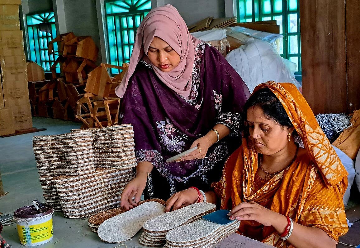 স্বল্প শিক্ষিত, তালাকপ্রাপ্তসহ প্রায় ৮০ জন নারীর কর্মসংস্থানের ব্যবস্থা হয়েছে রোজী আহমেদের উদ্যোগে