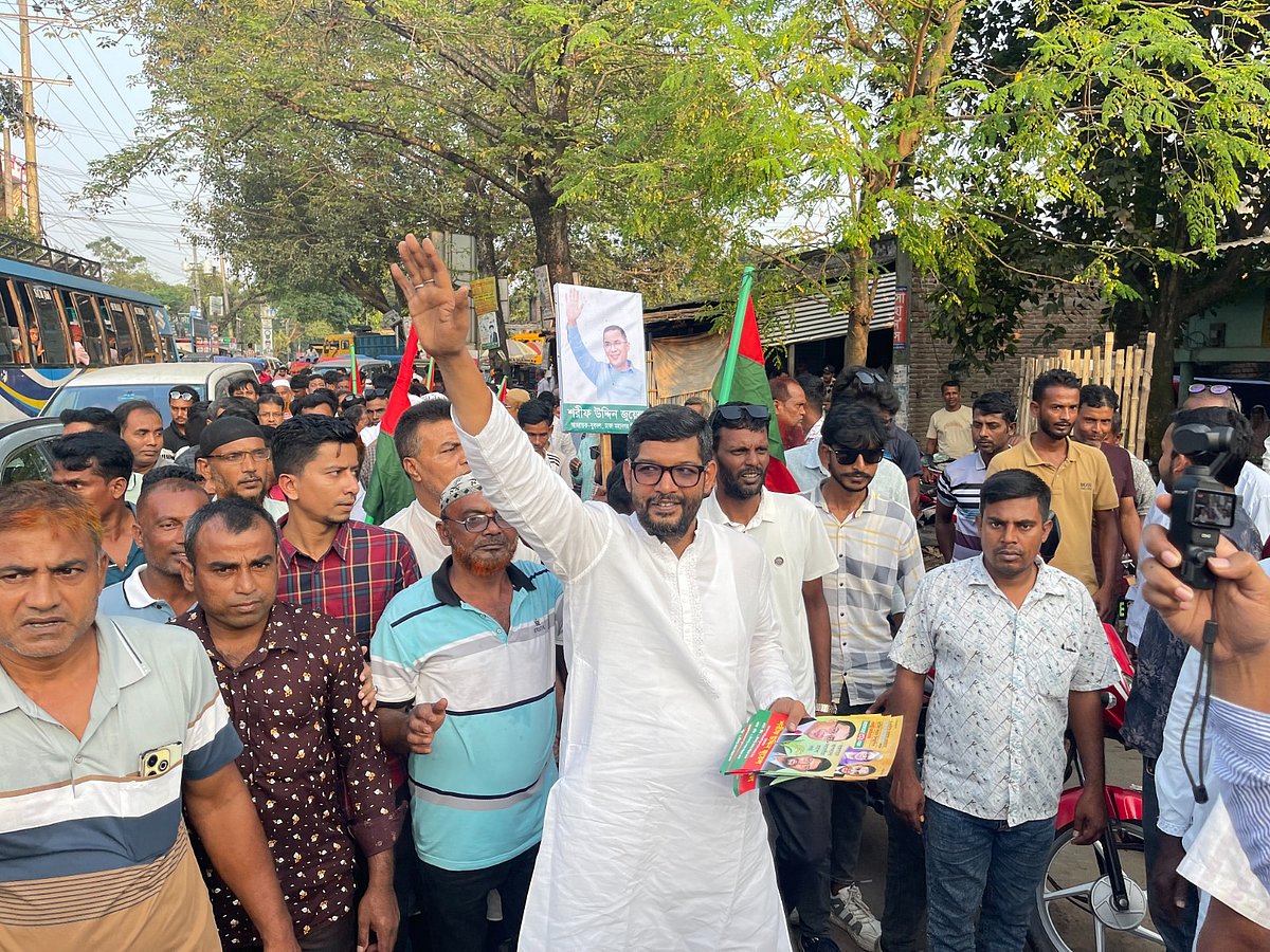 আজ রোববার বিকেল সাড়ে চারটার দিকে উপজেলার তারাগুনিয়া বাজারে ৩১ দফার লিফলেট বিতরণ করেন ঢাকা মহানগর উত্তর যুবদলের আহ্বায়ক শরীফ উদ্দিন