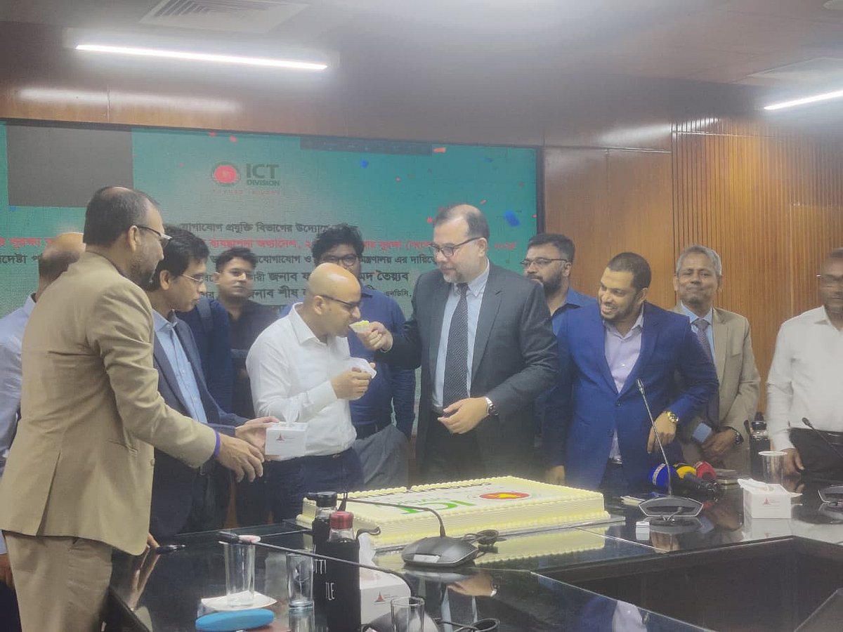 আইসিটি ভবনে ব্যক্তিগত উপাত্ত সুরক্ষা অধ্যাদেশ, ২০২৫ অনুমোদিত হওয়ার বিষয়ে অবহিতকরণ সভা হয়। অনুমোদন হওয়ার বিষয়টি কেক কেটে উদ্‌যাপন করা হয়। আজ রোববার দুপুরে