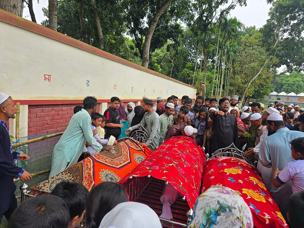 মাগুরার মহম্মদপুরে পানিতে ডুবে মৃত তিন শিশুর জানাজা শেষে পাশাপাশি কবরে দাফন করা হয়েছে। আজ রোববার সকালে উপজেলার কানুটিয়ায়