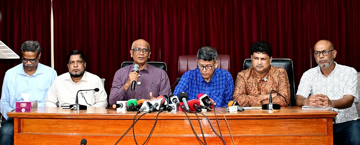 চাকসু নির্বাচন নিয়ে সাংবাদিকদের সঙ্গে মতবিনিময় সভায় বক্তব্য দেন নির্বাচন কমিশনার অধ্যাপক মনির উদ্দিন