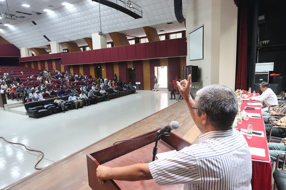রাকসু নির্বাচনের প্রার্থী, পোলিং এজেন্টদের নির্বাচনসংক্রান্ত প্রশিক্ষণ দিয়েছে নির্বাচন কমিশন। রোববার বেলা ১১টার দিকে বিশ্ববিদ্যালয়ের কাজী নজরুল ইসলাম মিলনায়তনে
