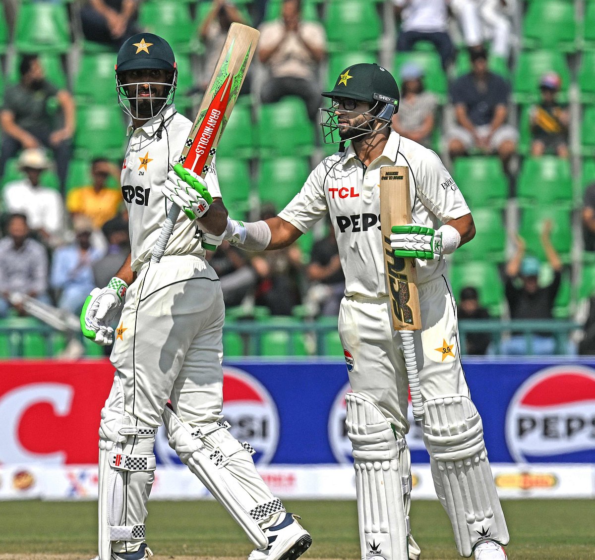 ফিফটি পেয়েছেন শান মাসুদ ও ইমাম