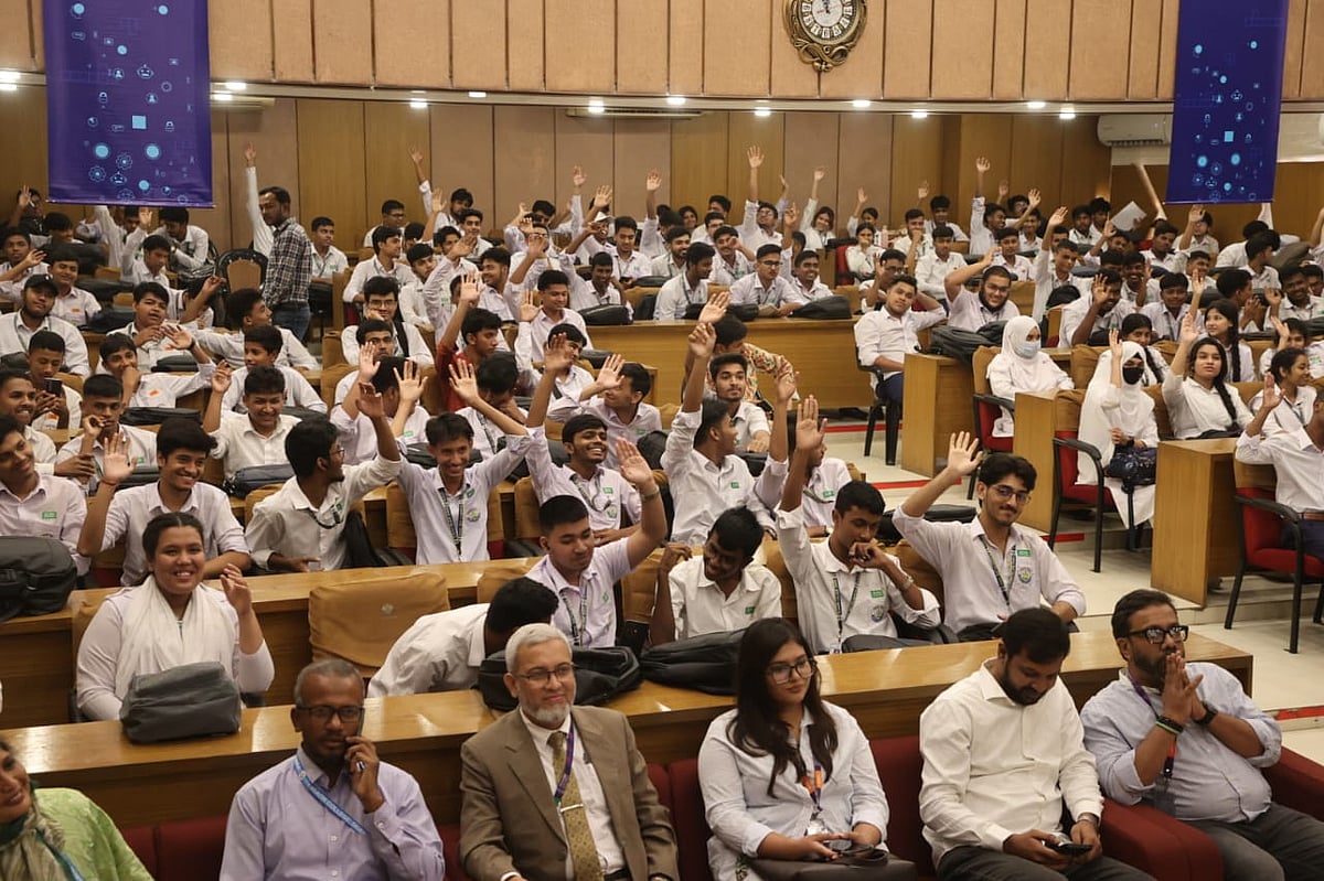 রাজধানীর তেজগাঁও কলেজে ‘তারুণ্যের পৃথিবী’ শীর্ষক সেমিনারভিত্তিক আয়োজনে অংশগ্রহণকারীরা। আজ রোববার সকালে