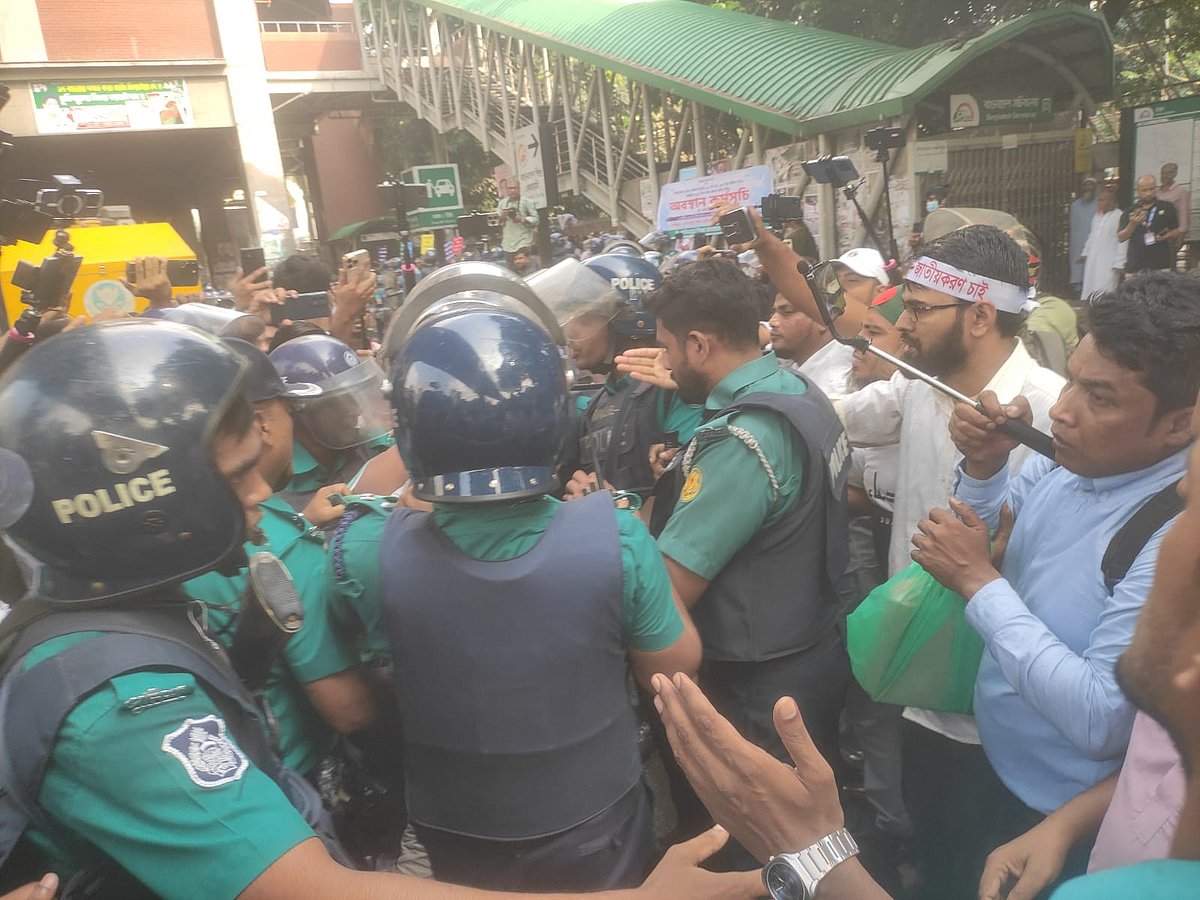 রাজধানীর জাতীয় প্রেসক্লাবের সামনে বেসরকারি শিক্ষাপ্রতিষ্ঠানের এমপিওভুক্ত শিক্ষক-কর্মচারীদের অবরোধ কর্মসূচিতে বাধা দিয়েছে পুলিশ। আজ রোববার দুপুরে