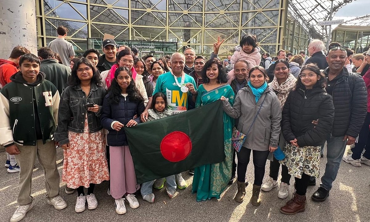 শিব শংকর পাল সাফল্যের সঙ্গে ম্যারাথন শেষ করার পর প্রিয় পতাকাসহ স্বজন ও শুভাকাঙ্ক্ষীদের সঙ্গে। মিউনিখ, জার্মানি, ১২ অক্টোবর ২০২৫