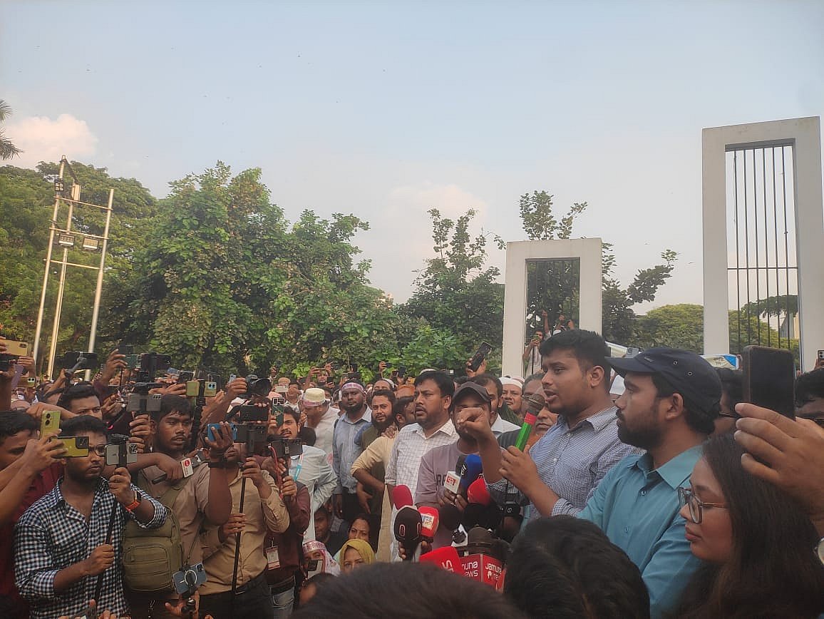 শিক্ষক ও কর্মচারীদের উদ্দেশে সংহতি জানিয়ে বক্তব্য দেন এনসিপির দক্ষিণাঞ্চলের মুখ্য সংগঠক হাসনাত আবদুল্লাহ। আজ রোববার কেন্দ্রীয় শহীদ মিনারে