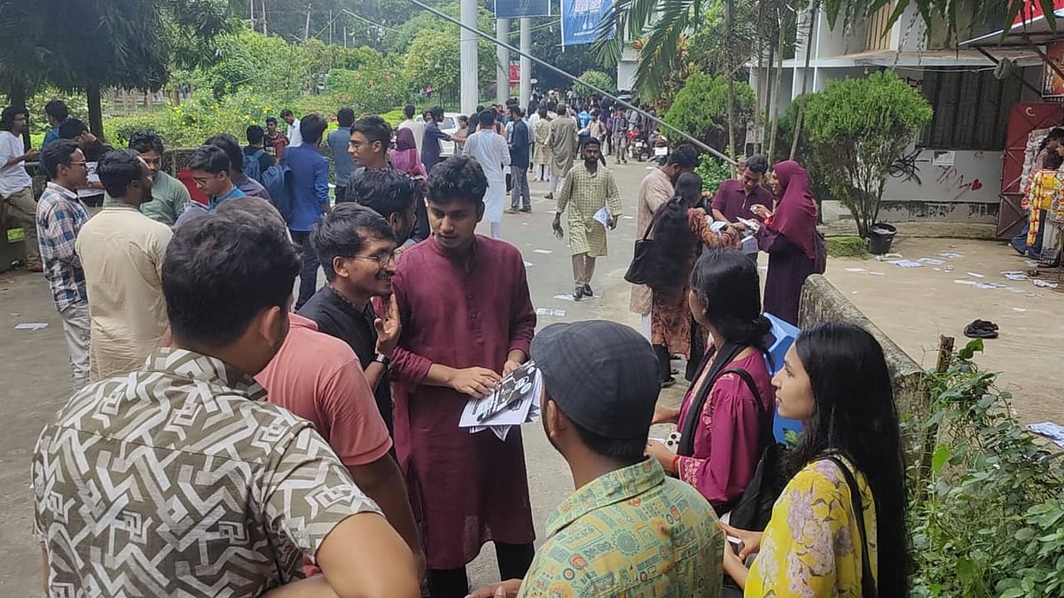 চাকসু নির্বাচনকে সামনে রেখে প্রচারণায় ব্যস্ত প্রার্থীরা। আজ দুপুরে চট্টগ্রাম বিশ্ববিদ্যালয়ে