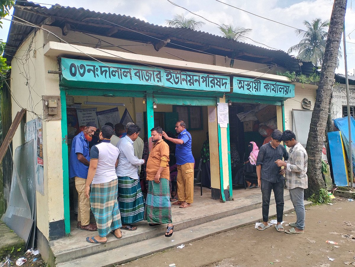 দোকানঘর ভাড়া নিয়ে চলছে লক্ষ্মীপুরের দালাল বাজার ইউনিয়ন পরিষদের কার্যক্রম। গত বৃহস্পতিবার তোলা