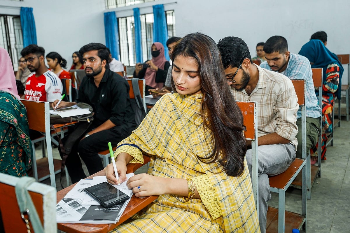 গুগলের উদ্যোগে প্রথম আলোর ব্যবস্থাপনায় আয়োজিত ডিজিটাল কর্মশালায় অংশ নেওয়া শিক্ষার্থীরা। আজ দুপুরে চট্টগ্রাম বিশ্ববিদ্যালয়ের সমাজবিজ্ঞান অনুষদে