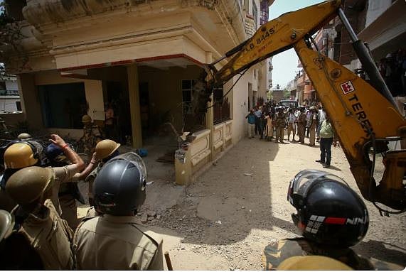 ভারত মুসলিমদের বাড়িঘর বুলডোজার দিয়ে গুঁড়িয়ে দিতে পারে। এরপরও পশ্চিমা বিশ্বে ভারত গণতান্ত্রিক অংশীদার হিসেবে অভ্যর্থনা পায়।