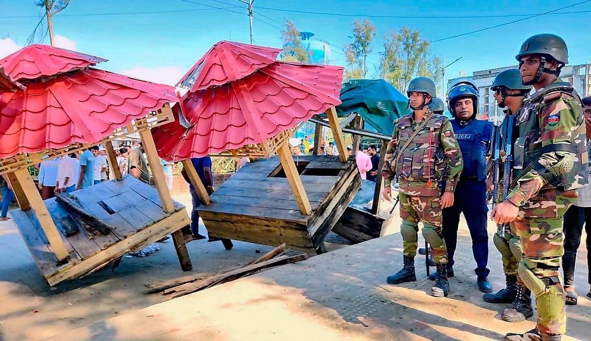 কক্সবাজার সমুদ্রসৈকতের সুগন্ধা এলাকার ঝাউবাগানের ভেতরে বসানো দোকান উচ্ছেদে যৌথ বাহিনীর অভিযান। আজ বিকেলে