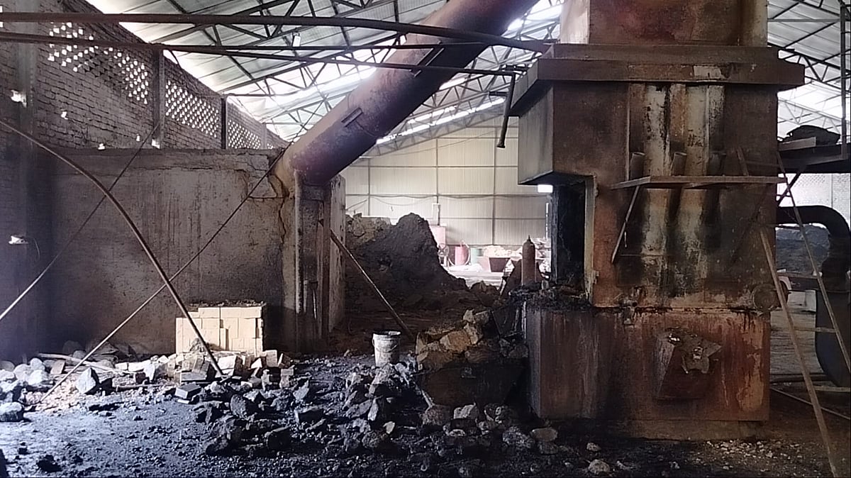 নরসিংদীর পাঁচদোনায় পুরোনো ব্যাটারি থেকে সিসা তৈরির এ কারখানায় অগ্নিকাণ্ডে সাত শ্রমিক দগ্ধ হন