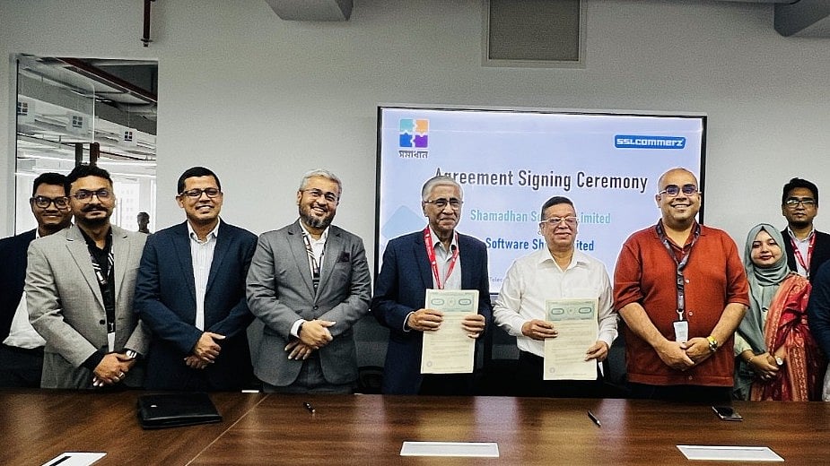 চুক্তি সই অনুষ্ঠানে সফটওয়্যার শপ লিমিটেড ও সমাধান সার্ভিসেস লিমিটেডের কর্মকর্তারা