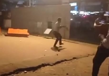 চট্টগ্রামে জিইসি কনভেনশন সেন্টারে একটি কনসার্ট চলার সময় দুই পক্ষের সংঘর্ষ শুরু হলে মিলনায়তনের গেটের সামনে জড়ো হওয়া লোকজনকে ছত্রভঙ্গ করে দেয় পুলিশ। এ সময় ভেস্ট পরা একজনকে বন্দুক হাতে এগিয়ে যেতে দেখা যায়