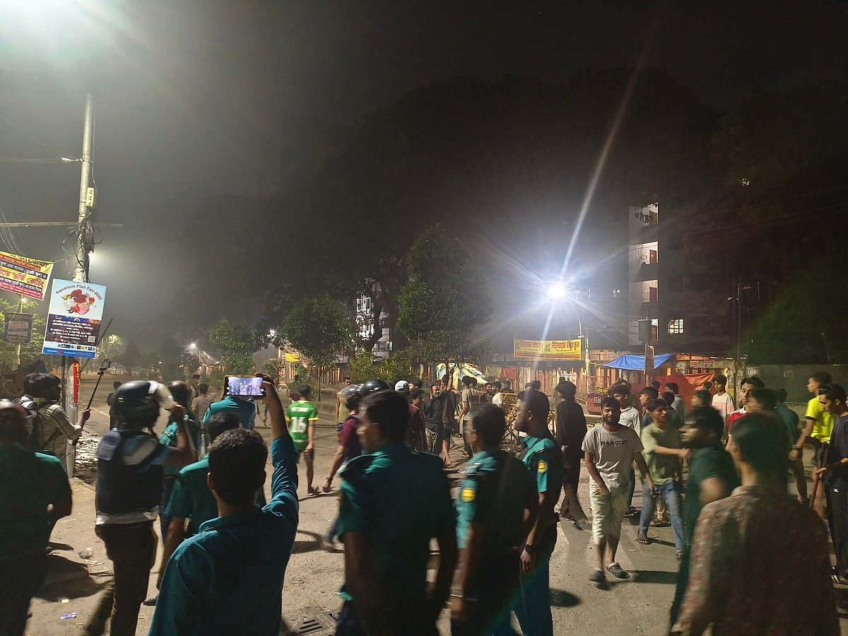 শাহনেওয়াজ হলের সামনে ঢাকা বিশ্ববিদ্যালয় ও ঢাকা কলেজের শিক্ষার্থীদের মধ্যে পাল্টাপাল্টি ধাওয়া ও সংঘর্ষ হয়। গতকাল রোববার রাতে