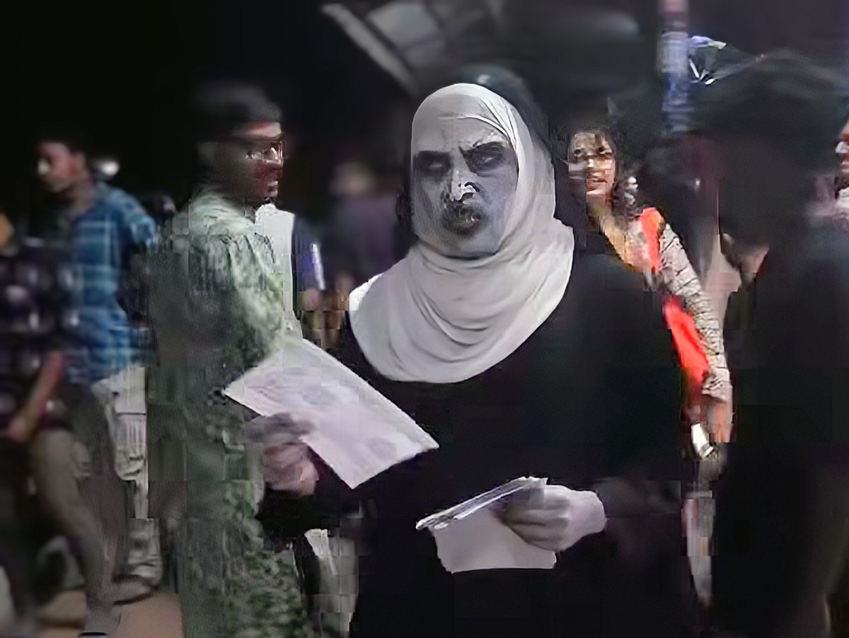 চট্টগ্রাম বিশ্ববিদ্যালয় রেল স্টেশনে ভূত সেজে প্রচারপত্র বিতরণ করেন মেহেদী নূর নামে এক ছাত্র