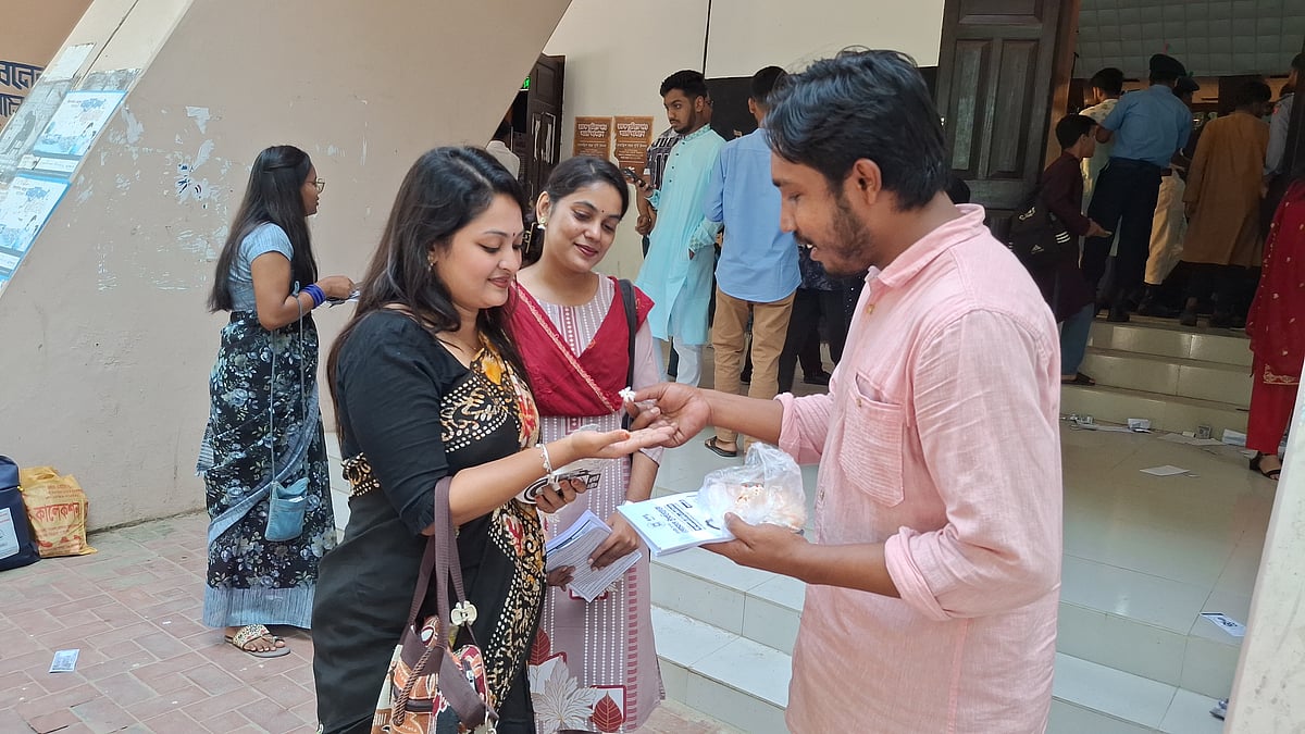 শিউলি ফুল দিয়ে নবীন শিক্ষার্থীদের শুভেচ্ছা জানান রাকসুর স্বতন্ত্র ভিপি প্রার্থী নোমান ইমতিয়াজ। এ সময় তিনি ছাত্রদল সমর্থিত প্যানেলের এজিএস প্রার্থী জাহিন বিশ্বাসের হাতেও শিউলি ফুল তুলে দেন। আজ সোমবার সকালে রাজশাহী বিশ্ববিদ্যালয়ে কাজী নজরুল ইসলাম মিলনায়তনে