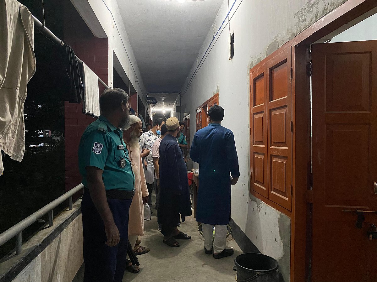 আবাসিক হলে অভিযান চালাচ্ছে বিশ্ববিদ্যালয়, হল প্রশাসন ও পুলিশ। গতকাল রোববার রাতে রাজশাহী বিশ্ববিদ্যালয়ের মতিহার হলে