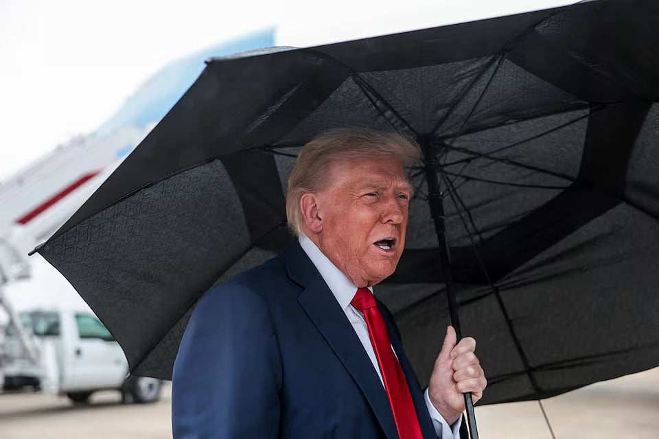 ইসরায়েলে উড়ে যেতে এয়ারফোর্স ওয়ানে ওঠার আগে সাংবাদিকদের সঙ্গে কথা বলছেন যুক্তরাষ্ট্রের প্রেসিডেন্ট ডোনাল্ড ট্রাম্প