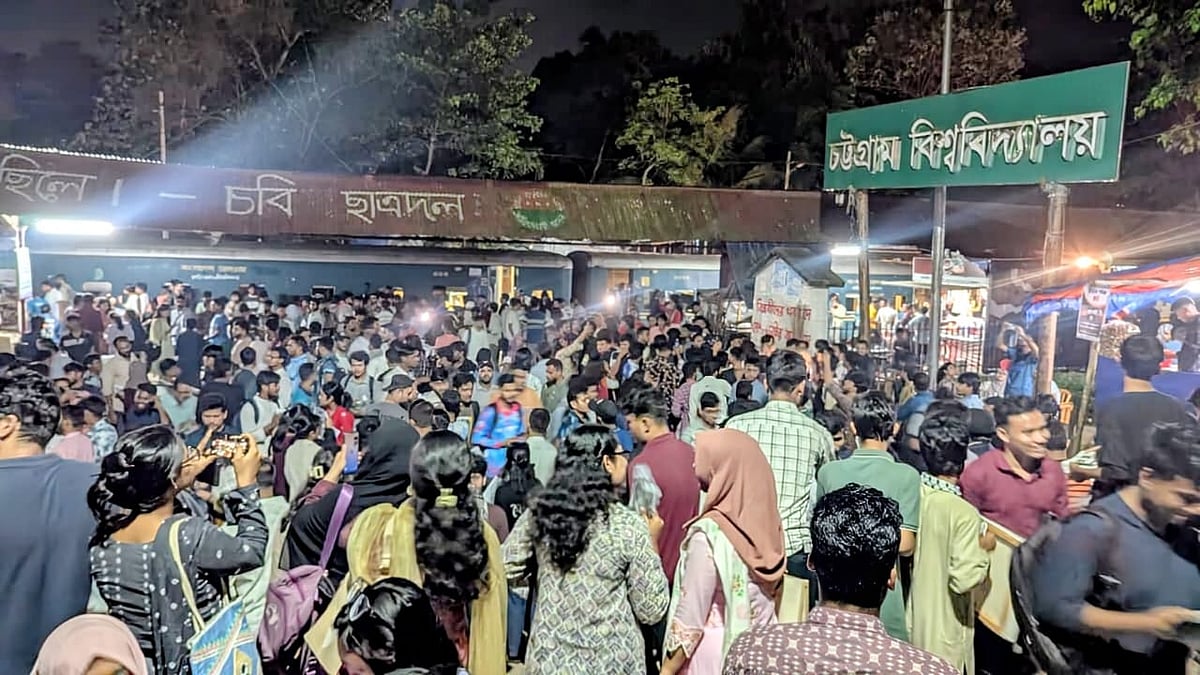 চাকসু নির্বাচনকে ঘিরে শিক্ষার্থী ও প্রার্থীদের উপচে পড়া ভিড়। আজ রাত ৯টা ৪০ মিনিটে চট্টগ্রাম বিশ্ববিদ্যালয়ের রেলওয়ে স্টেশনে