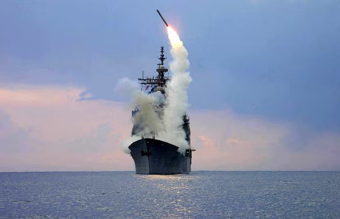 যুক্তরাষ্ট্রের একটি যুদ্ধজাহাজ থেকে টমাহক ক্ষেপণাস্ত্র ছোড়া হচ্ছে
