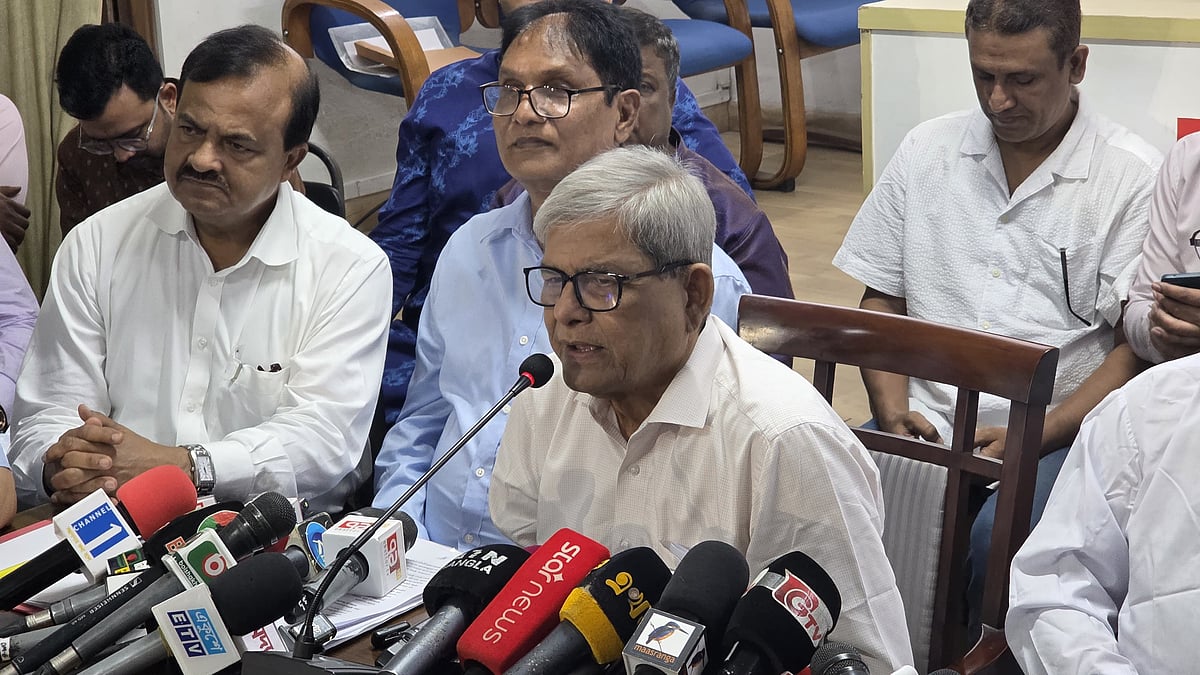 বাংলাদেশ খ্রিষ্টান ফোরামের নেতাদের সঙ্গে মতবিনিময় শেষে সাংবাদিকদের সঙ্গে কথা বলেন বিএনপির মহাসচিব মির্জা ফখরুল ইসলাম আলমগীর