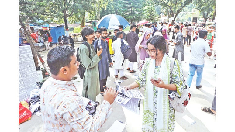 আগামীকাল চাকসু নির্বাচন। প্রচারের শেষ দিনে ব্যস্ত সময় কাটিয়েছেন প্রার্থীরা। কেউ প্রচারপত্র বিতরণে, কেউ নাটক পরিবেশনে, আবার কেউ সভা-সমাবেশের মাধ্যমে ভোটারদের আকৃষ্ট করার চেষ্টা করেন। গতকাল বেলা একটায় চট্টগ্রাম বিশ্ববিদ্যালয়ে