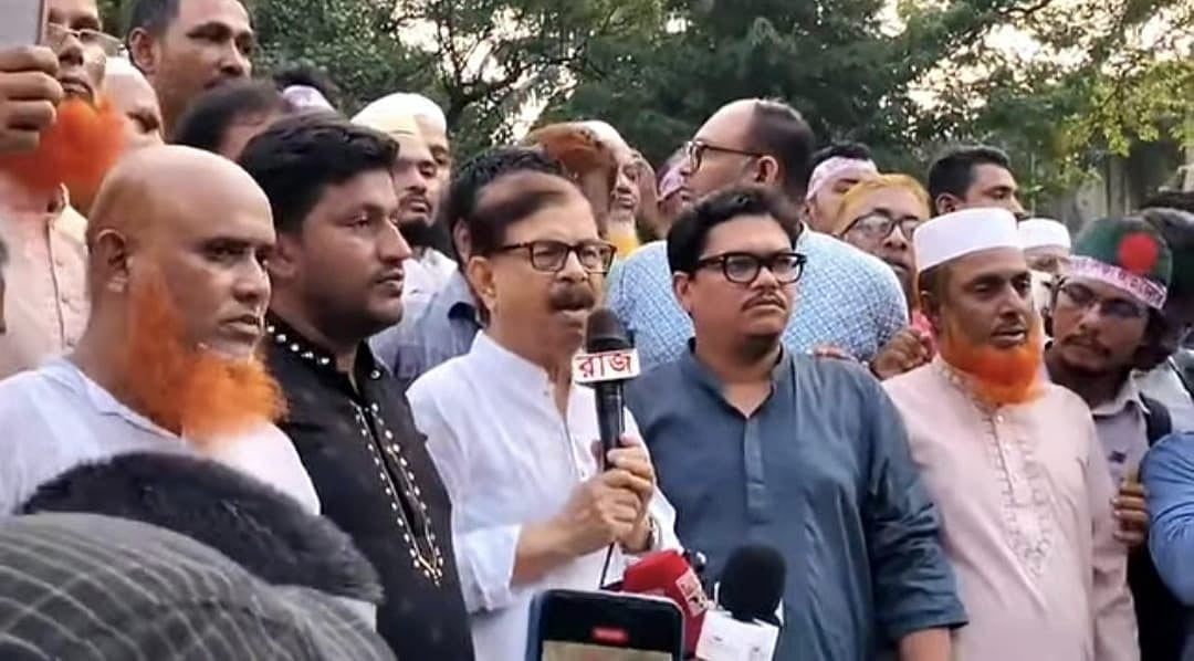 এমপিওভুক্ত শিক্ষক–কর্মচারীদের তিন দফা দাবিতে চলমান অবস্থান কর্মসূচিতে সংহতি জানিয়ে বক্তব্য দেন নাগরিক ঐক্যের সভাপতি মাহমুদুর রহমান মান্না। আজ সোমবার ঢাকার কেন্দ্রীয় শহীদ মিনারে